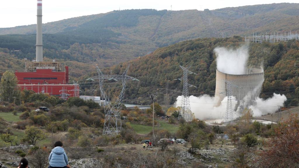 Voladura de la torre de refrigeración de la central térmica de Velilla