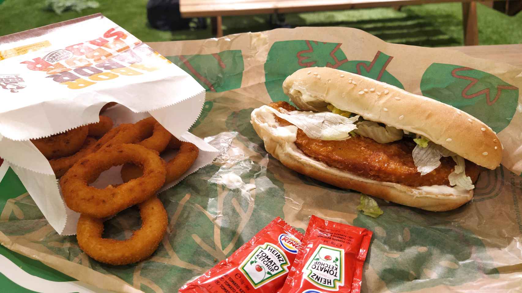 Los aritos de cebolla y la hamburguesa Long Vegetal de Burger King.