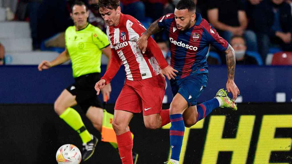 Griezmann controlando un balón en el Levante - Atlético