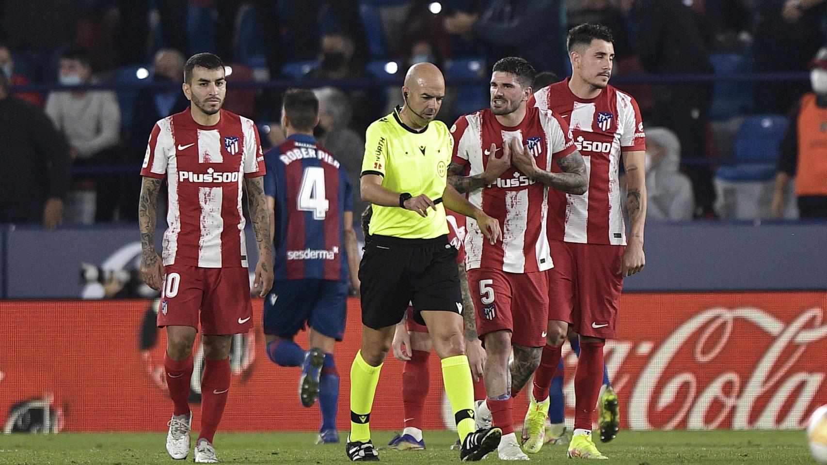 Los jugadores del Atlético protestan al árbitro