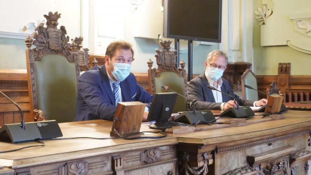 Óscar Puente, alcalde de Valladolid y del PSOE, junto a Manuel Saravia, concejal de Urbanismo y de Valladolid Toma la Palabra