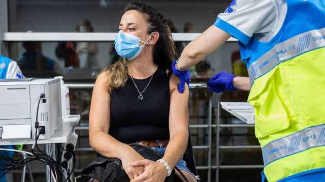 Una mujer recibe una dosis de la vacuna Covid.
