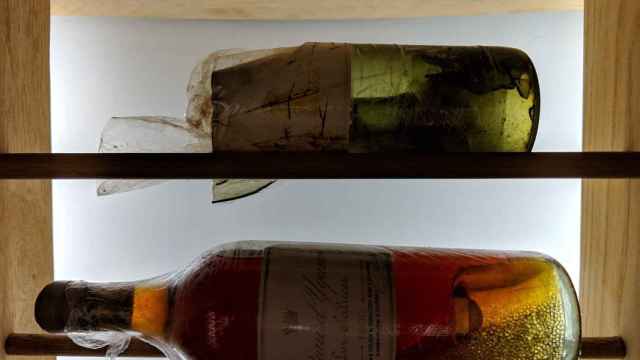 La botella original del Château d'Yquem 1806 y la recorchada que contenía el vino. Ambas robadas en 2021.