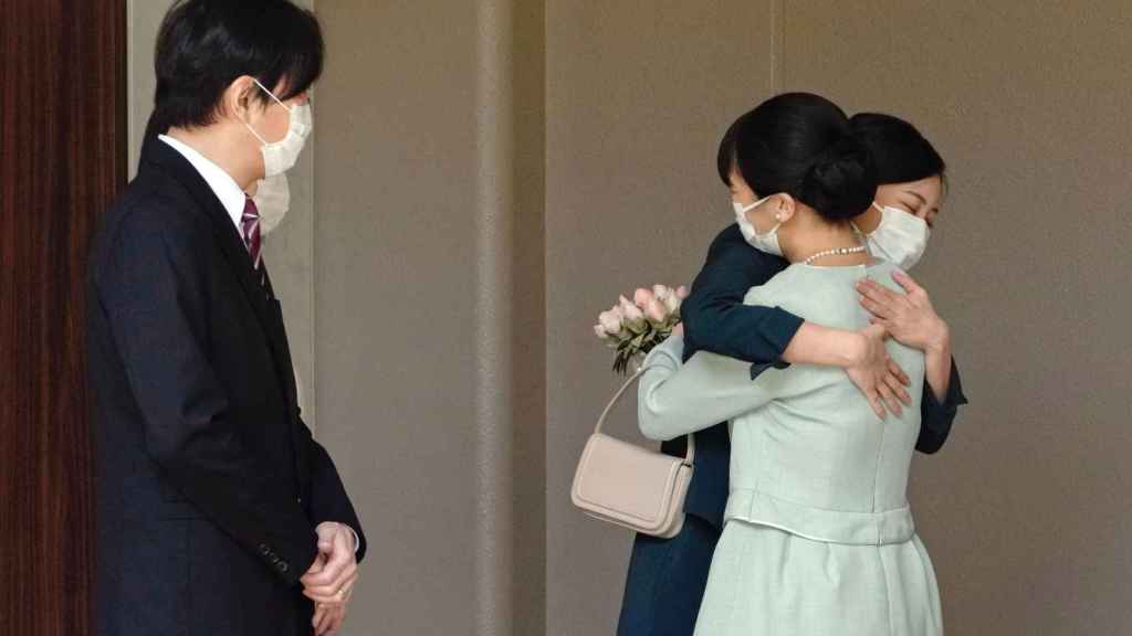 Mako y Kako de Japón fundidas en un emotivo abrazo de 'despedida'.