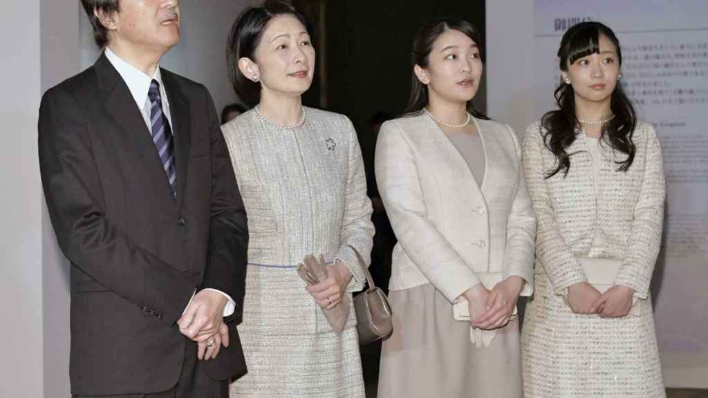 Kako de Japón junto a sus hermana y sus padres en un acto en Tokio.
