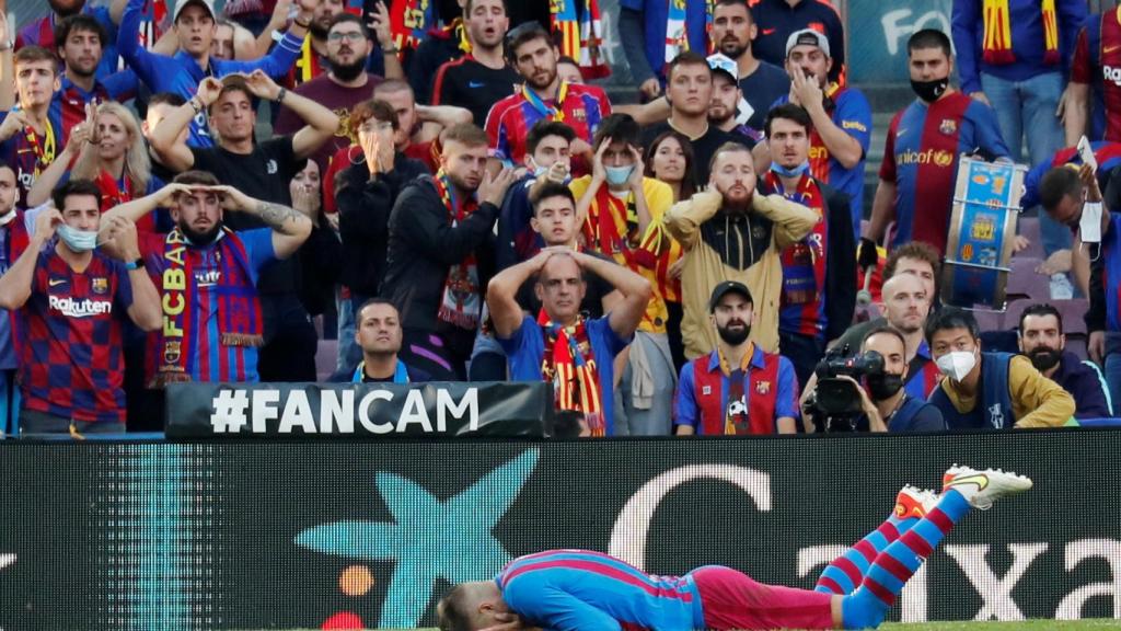 Piqué, tendido en el césped ante la mirada de los aficionados del Camp Nou