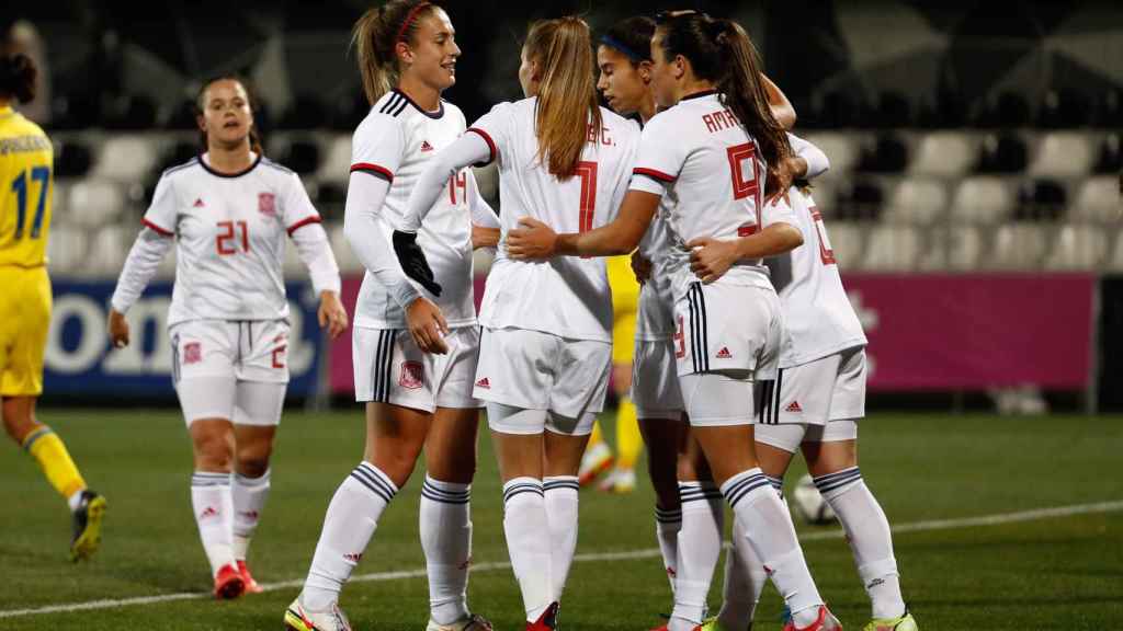 La selección española de fútbol femenino celebra un gol