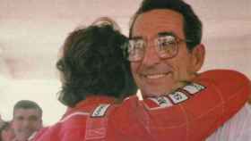 Milton, padre de Ayrton Senna. abrazando a su hijo