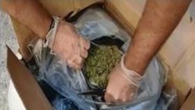 La Policía Nacional detiene a dos personas tras interceptar un vehículo con 40 kilos de marihuana.