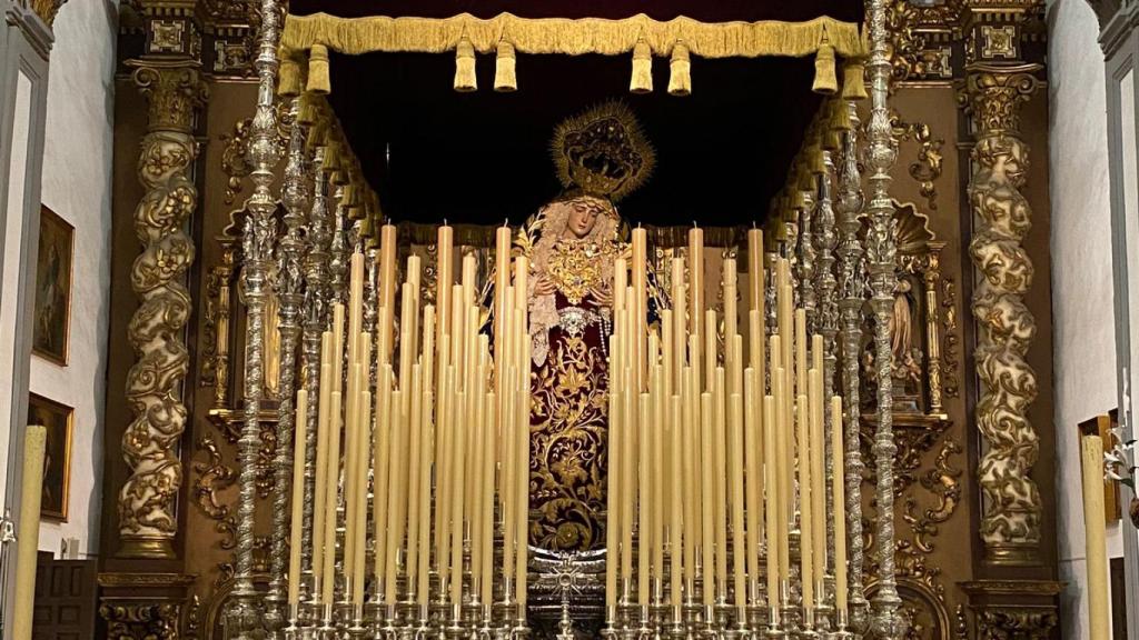 La Virgen de los Dolores de San Juan en su trono.