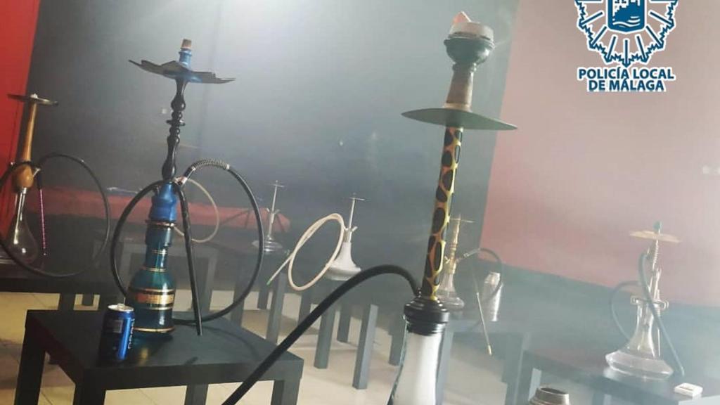 Cachimbas en el local desalojado.