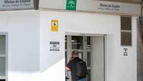 Un hombre entra en una oficina del Servicio Andaluz de Empleo (SAE).