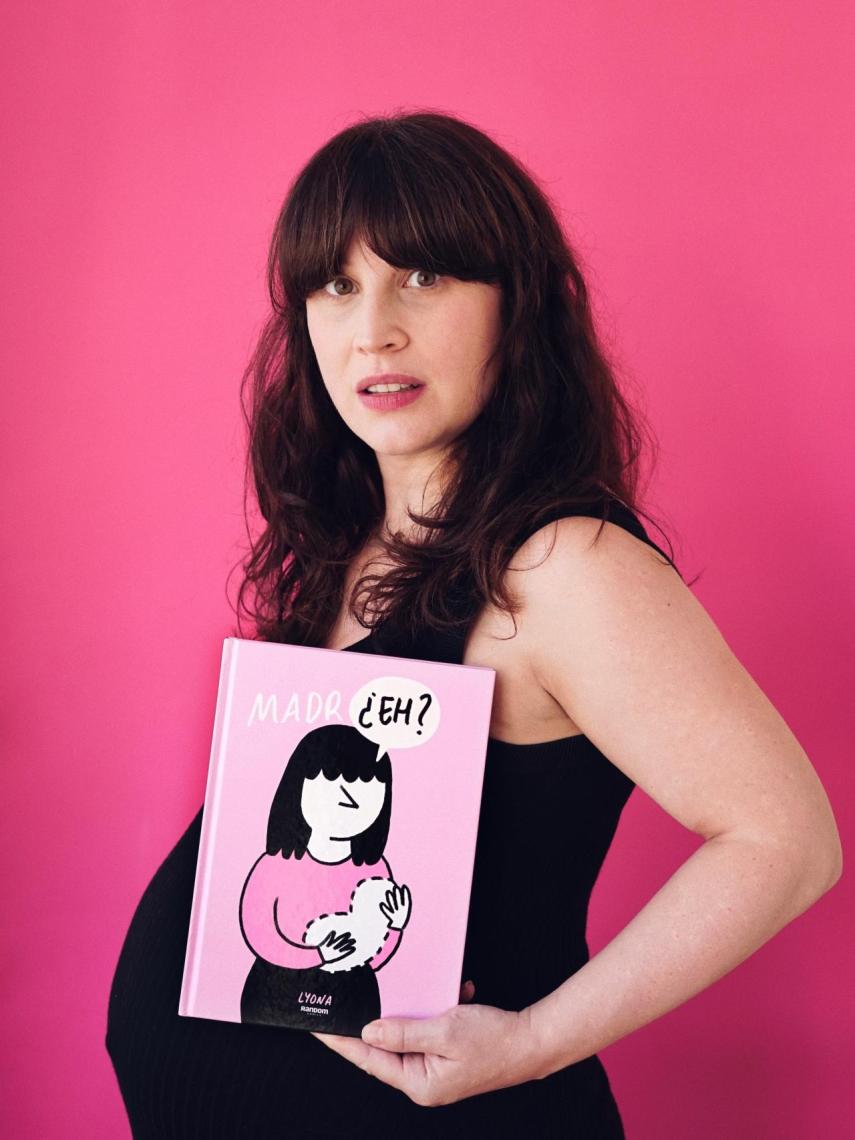 Marta Puig, más conocida como Lyona, posa con su libro 'Madr¿eh?'.