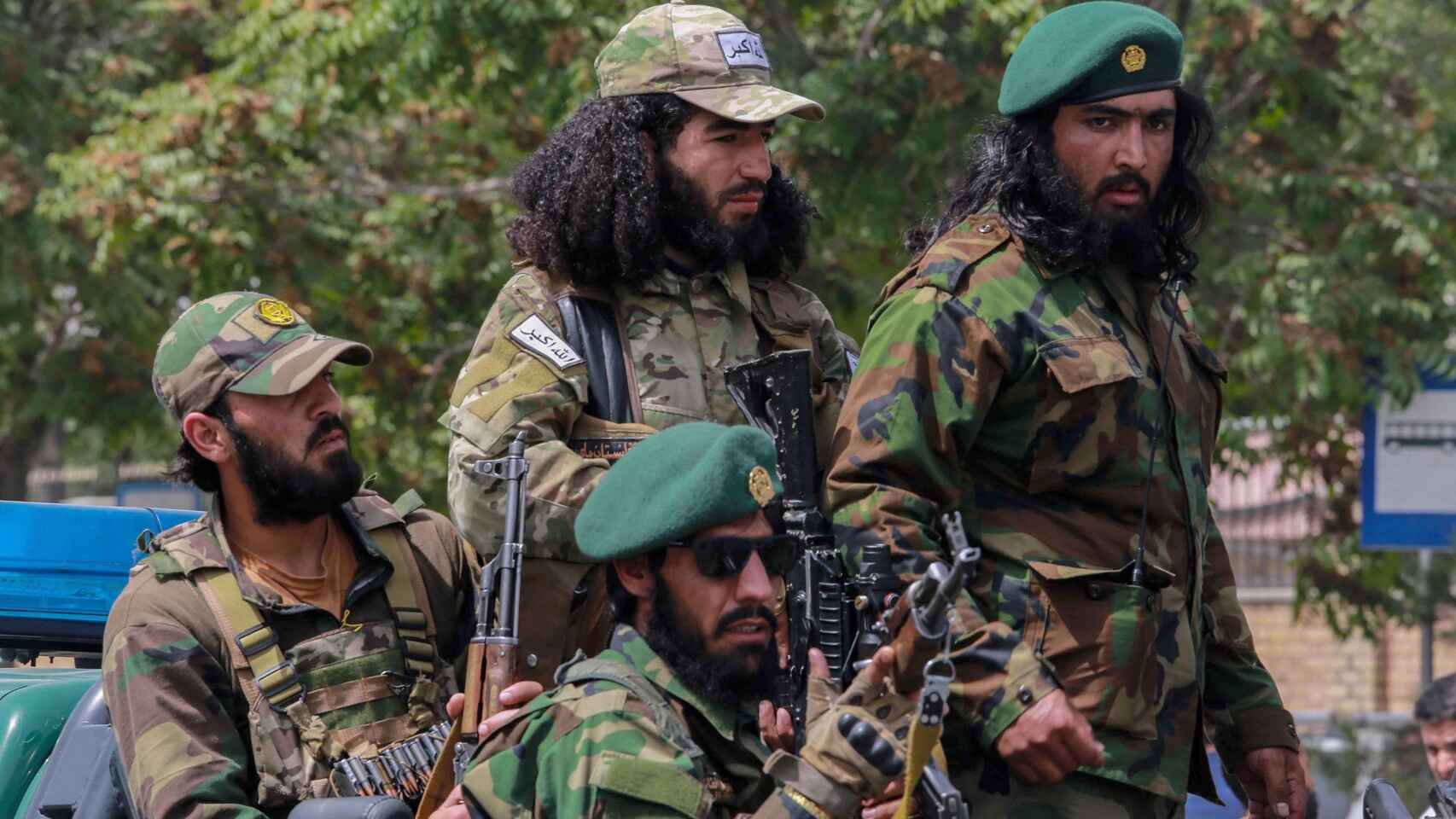 Cuatro soldados talibanes patrullando las calles de Kabul.