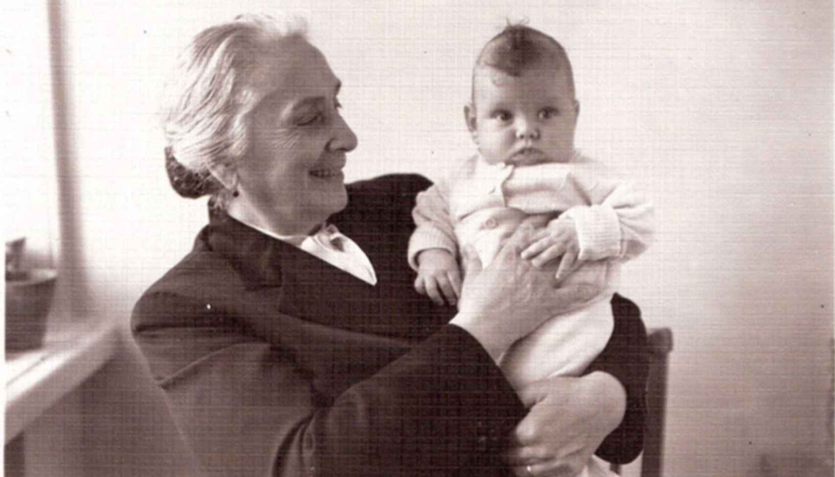 La Pasionaria con su nieta Lolita, recién nacida, en 1960.
