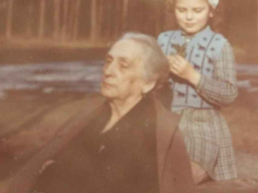 Lolita con su abuela Dolores Ibárruri en el exilio, en Moscú.