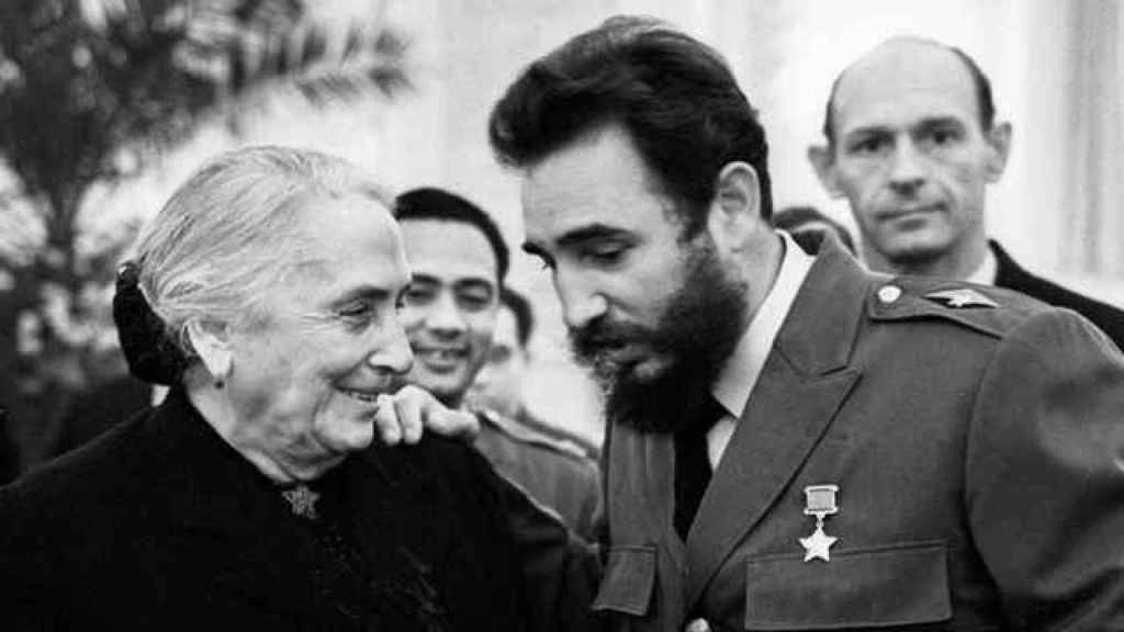 La Pasionaria junto a Fidel Castro.