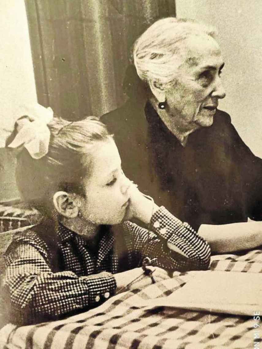 La Pasionaria con su nieta Lola.