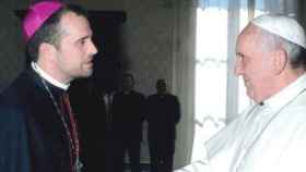 Novell visitando al papa Francisco I, a quien comunicó su decisión de dejar el obispado este verano.