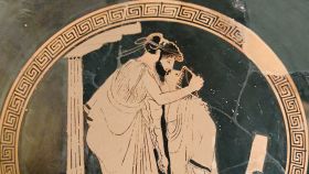 Un amante besando a su amado. Detalle de vasija del siglo V a C.
