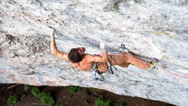 Álex Garriga escalando. Foto: UCLM