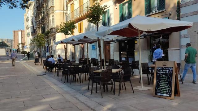 Mesas y sillas instaladas por uno de los bares de la Alameda Principal de Málaga.