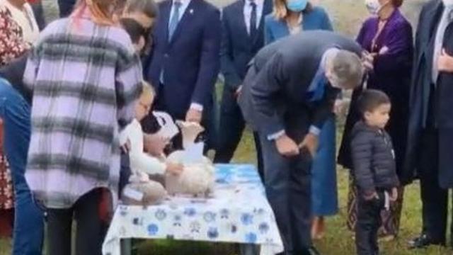 El niño no ha querido darse la vuelta para saludar al monarca.