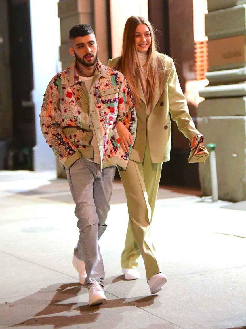 Zayn Malik y Gigi Hadid, paseando por Nueva York en enero de 2020.