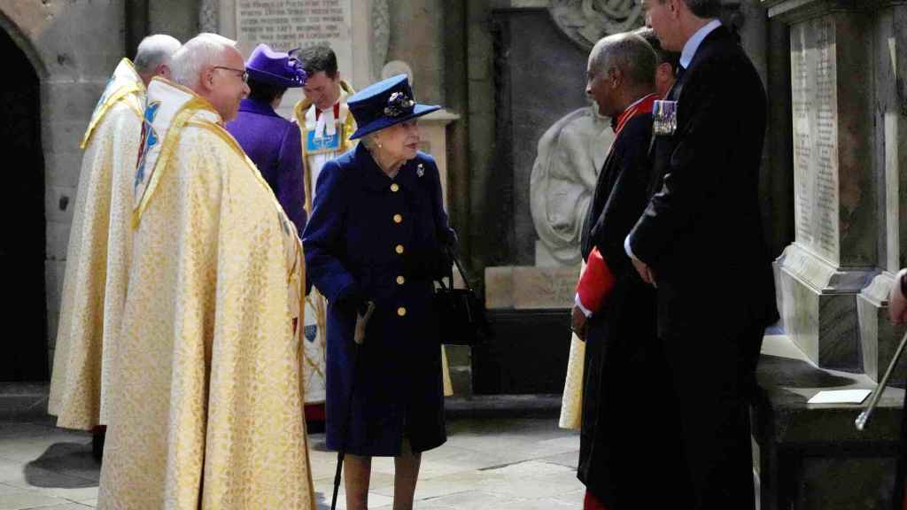 La reina Isabel II de Inglaterra usando bastón en la abadía de Westminster.