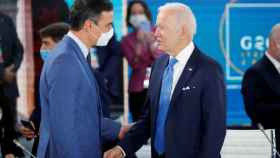 Pedro Sánchez saluda a Joe Biden durante la cumbre del G20 en Roma.