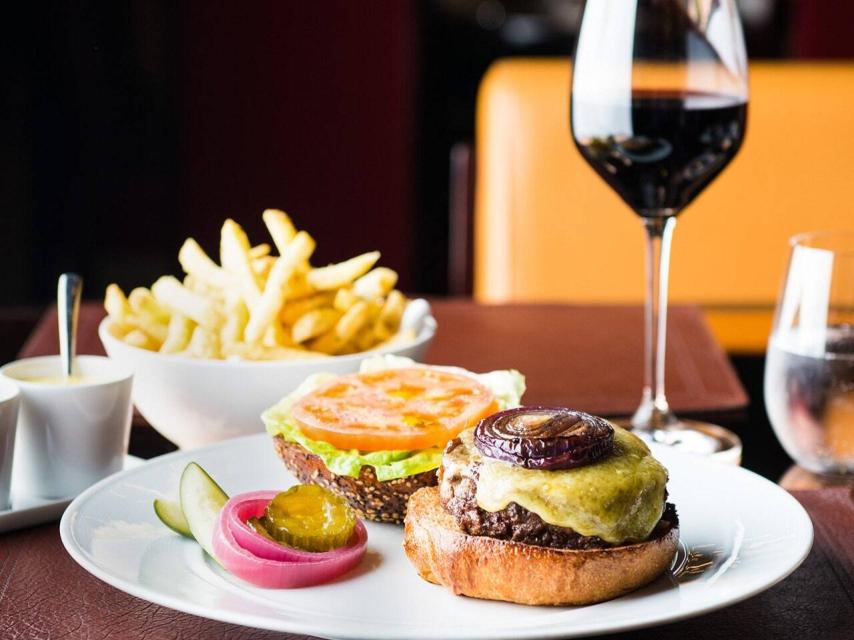 El vino es el mejor acompañante de las hamburguesas de carne.