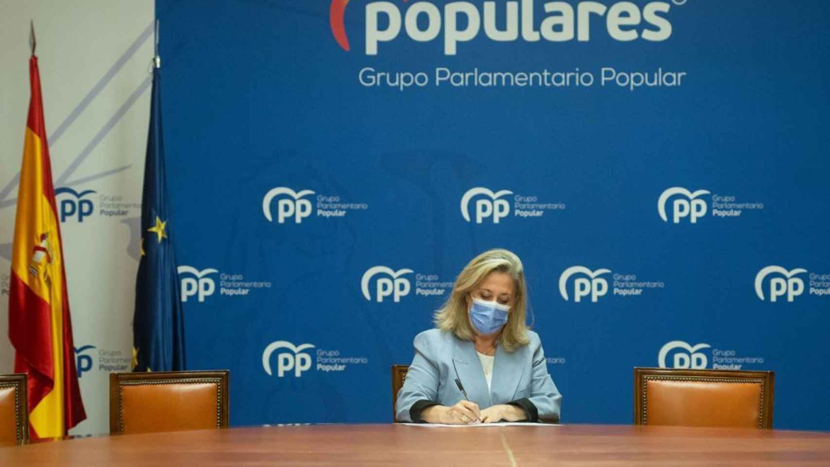 La diputada nacional del PP, Macarena Montesinos, firmando el aval para Barcala.
