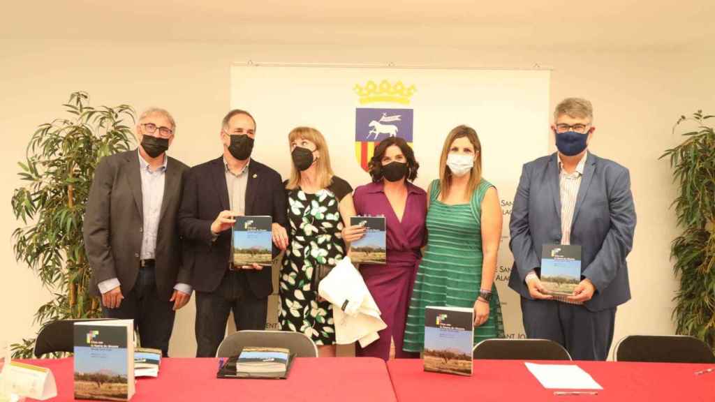 Santiago Román, alcalde de Sant Joan, estuvo en la presentación del libro de la huerta con sus autores.