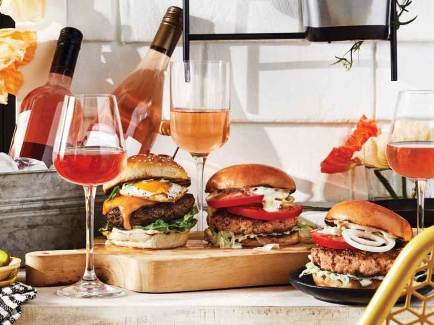 Burgers with rose wine.