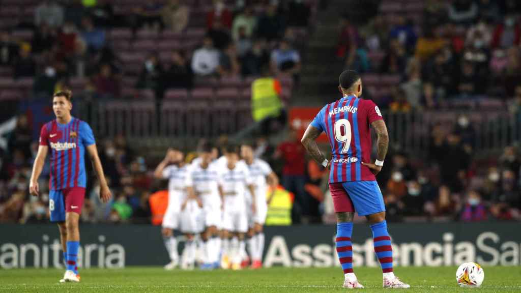 Memphis Depay, cabizbajo tras el gol del Alavés contra el Barça