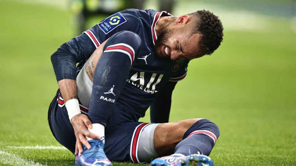 Neymar se duele en el suelo tras recibir una fuerte entrada