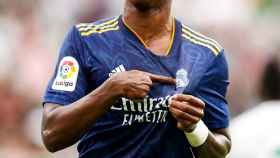 Vinicius se señala el escudo del Real Madrid tras marcar ante el Elche