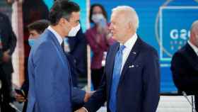 El saludo entre Sánchez y Biden en la cumbre del G-20 en Roma.