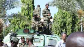 Militares sudaneses enfrente del palacio presidencial en Khartoum, Sudán.