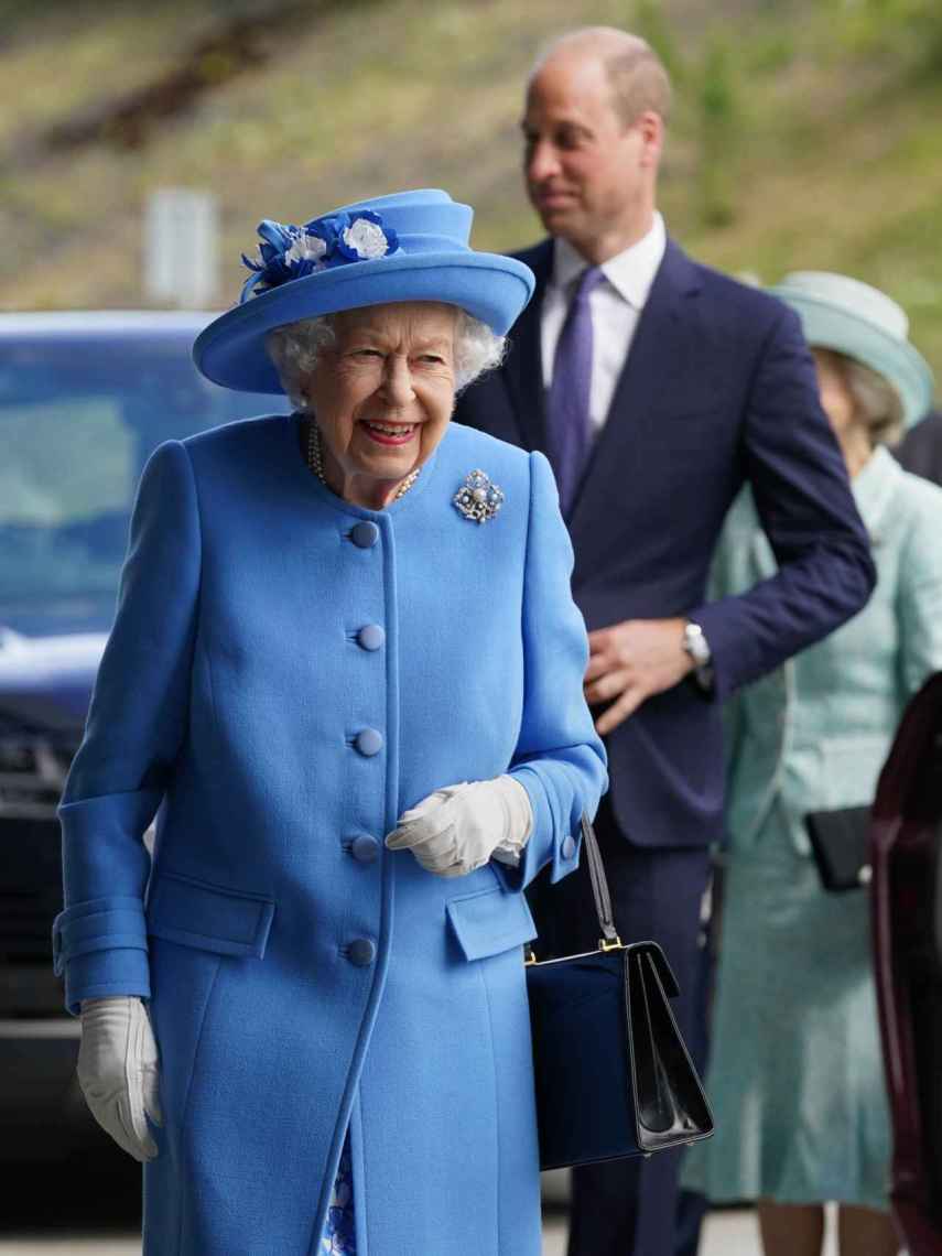 La reina Isabel II tendrá que relevar sus actos entre su hijo y su nieto, como en sus respectivas parejas.