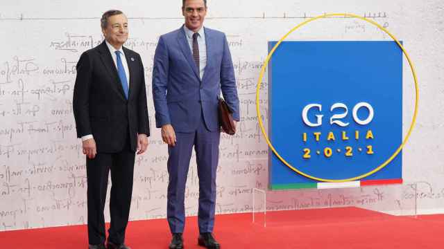 Sánchez junto al primer italiano, Mario Draghi, a su llegada a la cumbre del G20.