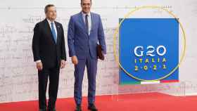 Sánchez junto al primer italiano, Mario Draghi, a su llegada a la cumbre del G20.