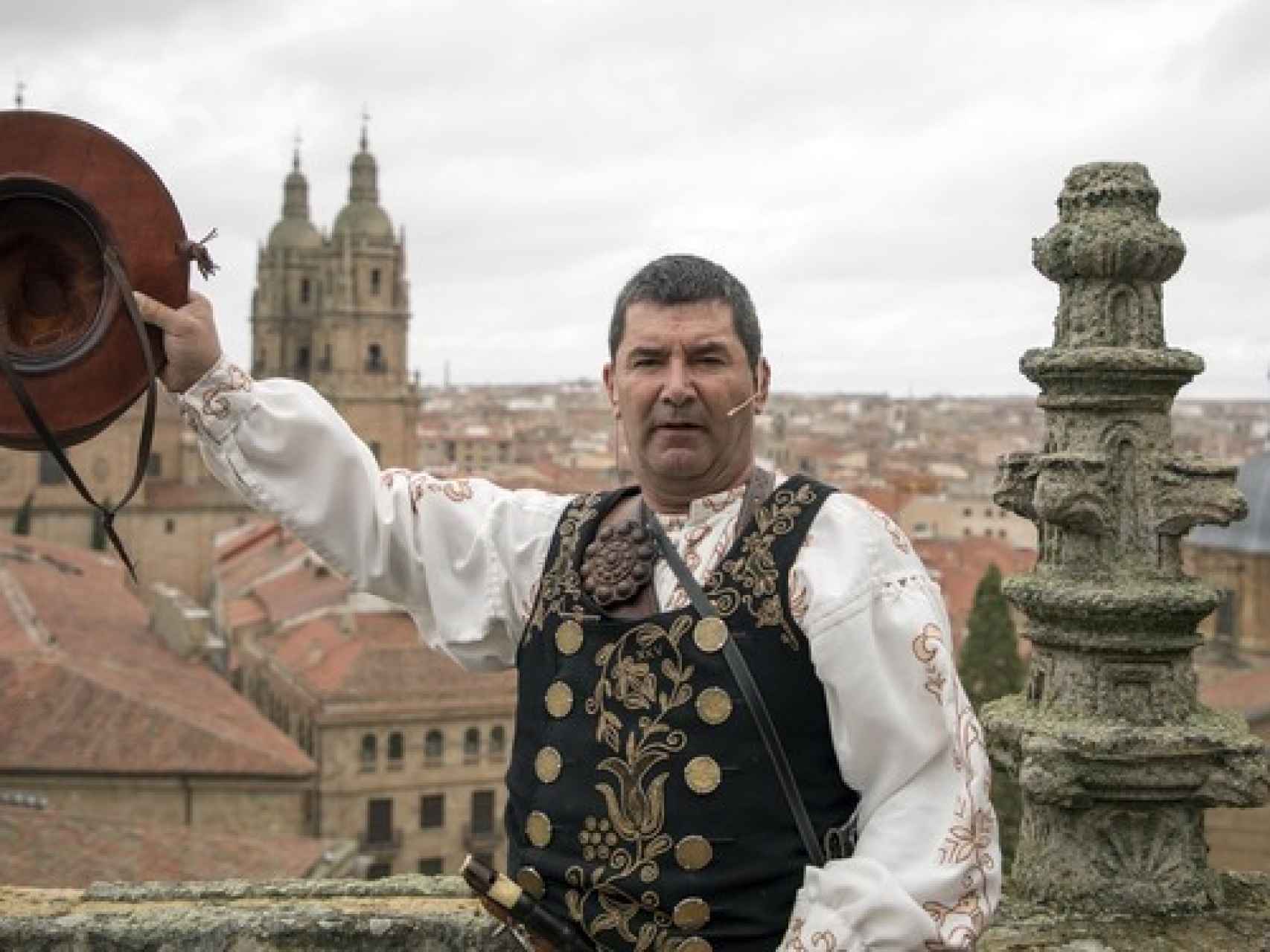 Susana Martín / ICAL. El folclorista salmantino Ángel Rufino de Haro, ''El Mariquelo'', realiza la XXXV edición de su tradicional ascensión a la torre de la Catedral de Salamanca.