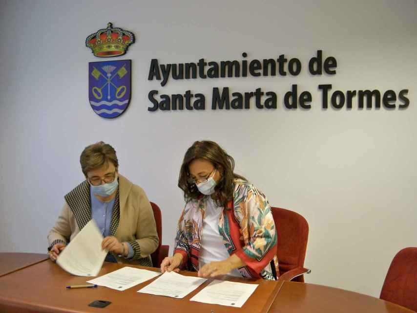 Momento de la firma entre el Ayuntamiento de Santa Marta de Tormes y el Centro Ave María