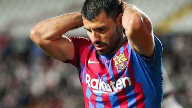 El 'Kun' Agüero se echa las manos a la cabeza en un partido con el Barça