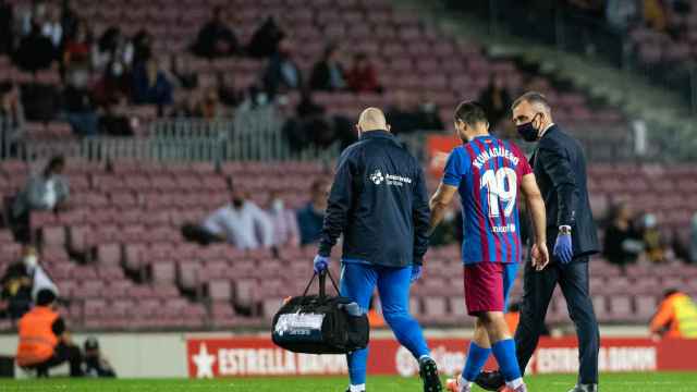 'Kun' Agüero se retira del campo en el Camp Nou