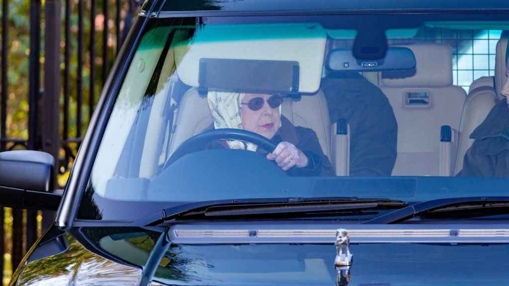 Isabel II conduciendo su propio coche.