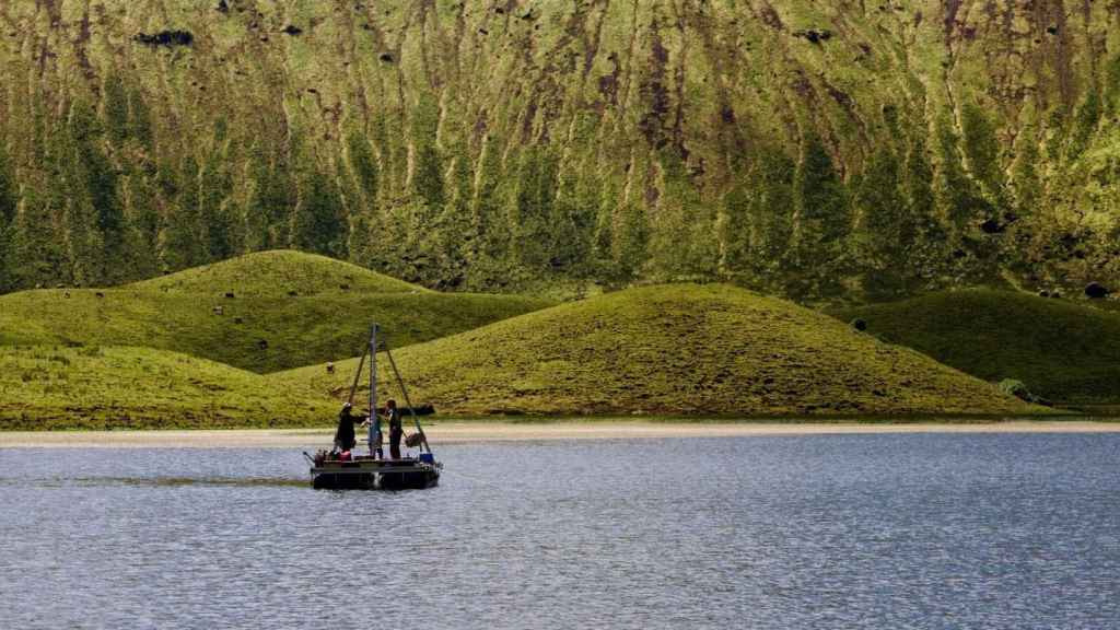 Toma de muestras de sedimentos en un lago de las islas Azores.