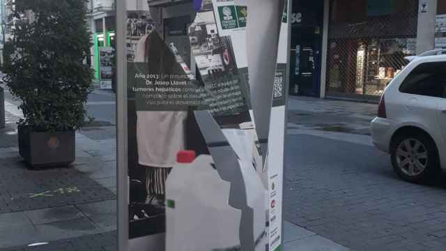 Destrozo de los carteles de la Asociación Contra el Cáncer en la calle Santiago