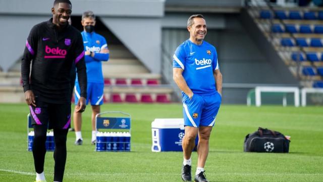 Ousmane Dembélé junto a Sergi Barjuan en un entrenamiento